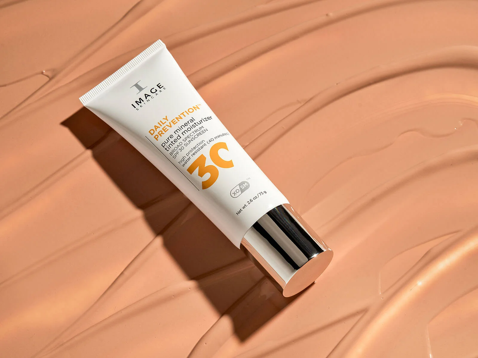 b7206a_DPEU_104_DAILY_PREVENTION_Pure_Mineral_Tinted_Moisturizer_SPF_30_Lifestyle_3