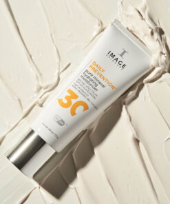 e2a_DPEU_102_DAILY_PREVENTION_Pure_Mineral_Hydrating_Moisturizer_SPF_30_Lifestyle_3